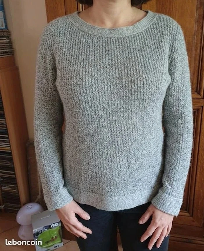 Pull bleu clair avec film métallisé  marque Caroll taille 44